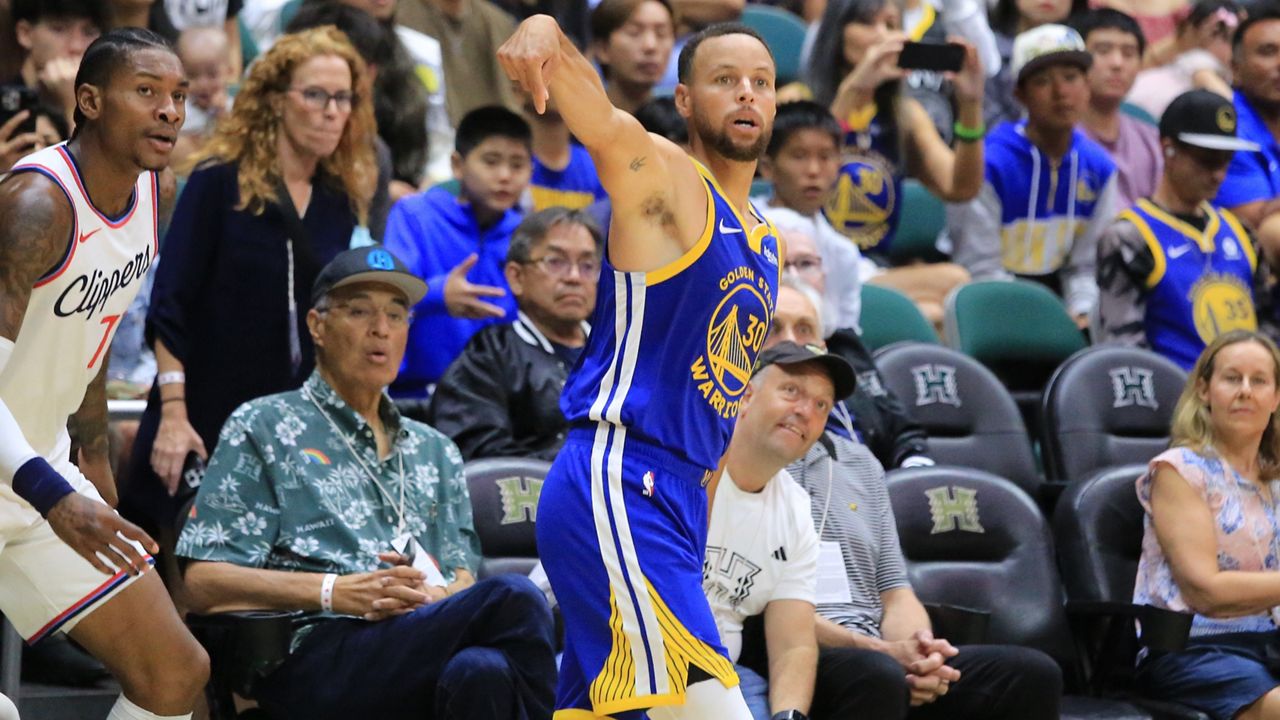 Stephen Curry during a Warriors-Clippers preseason game in Hawaii
