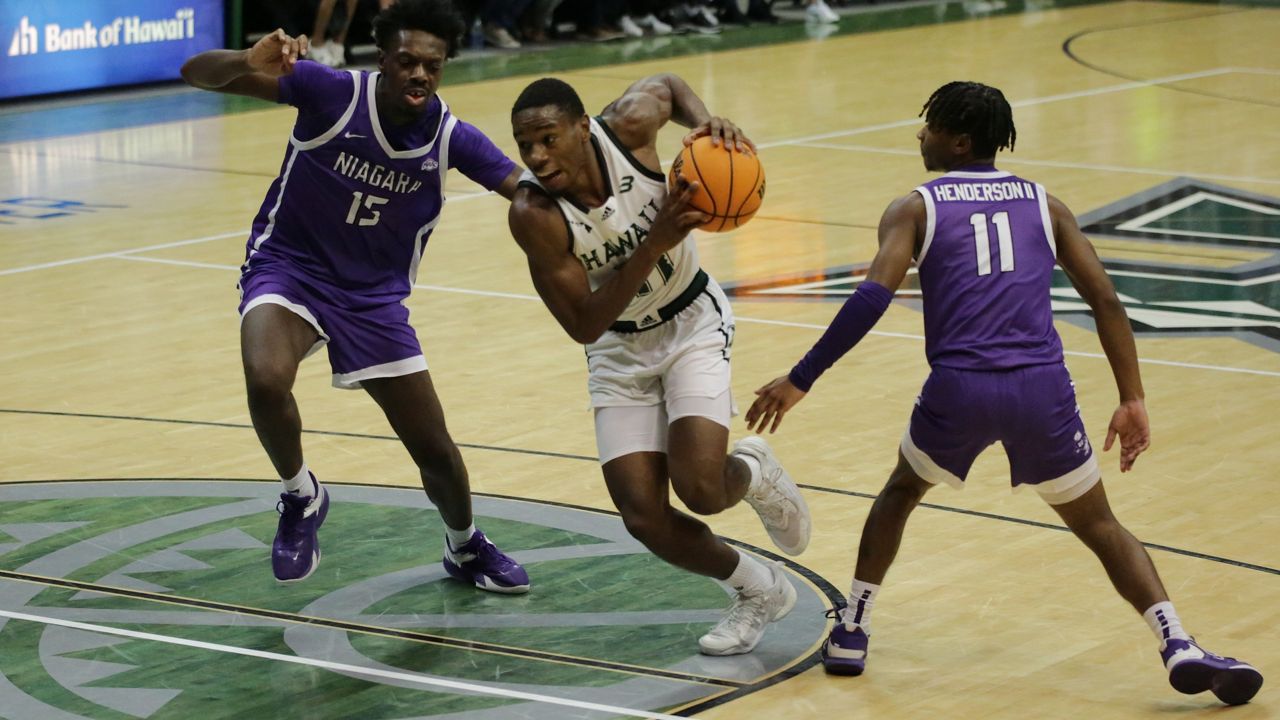 Hawaii wing Matthue Cotton, seen against Niagara on Nov. 16, had a breakout game as a Rainbow Warrior with 19 of his 23 points in the first half Friday.