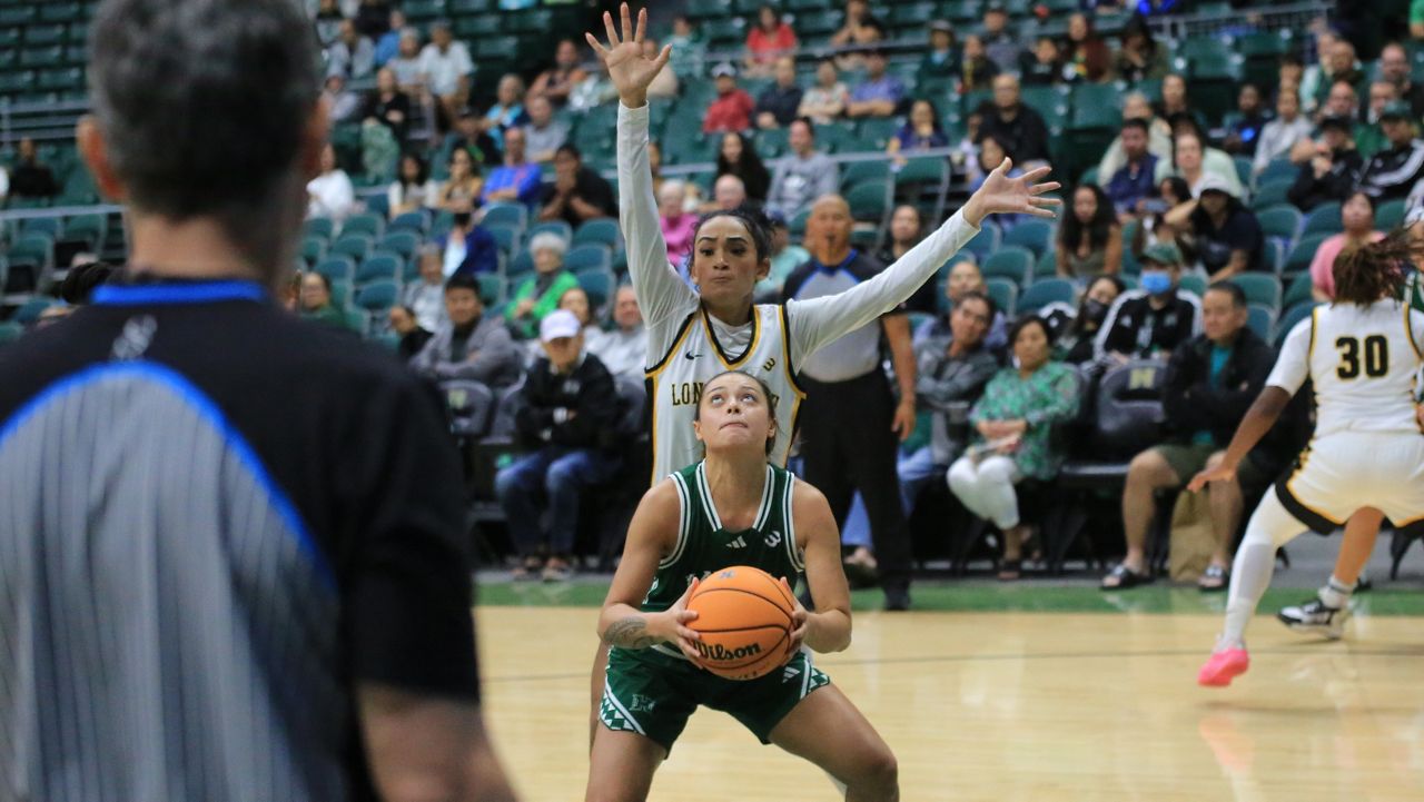 Hawaii guard Lily Wahinekapu looked up at the basket as Long Beach State's Savannah Tucker prepared to block her shot in the final seconds of overtime at the Stan Sheriff Center on Saturday night. 