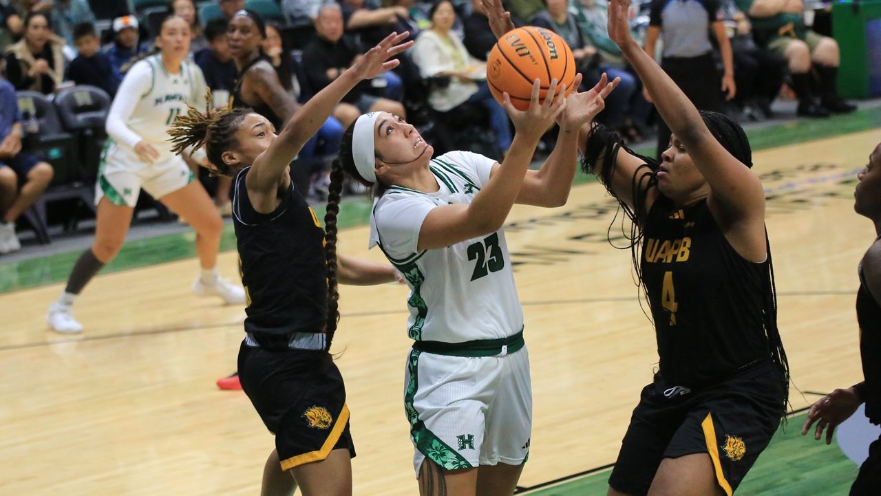 Hawaii wing MeiLani McBee attempted a shot from underneath the basket against Arkansas-Pine Bluff's D'Arrah Allen, left, and Briontanay Marshall on Monday night.