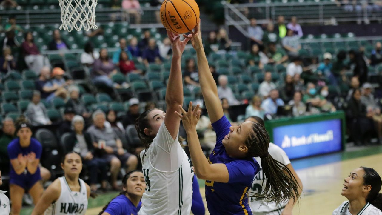 Hawaii center Brooklyn Rewers blocked the shot of Cal State Bakersfield's Garrisen Freeman in the third quarter of the Rainbow Wahine's win on Thursday. (Spectrum News/Brian McInnis)