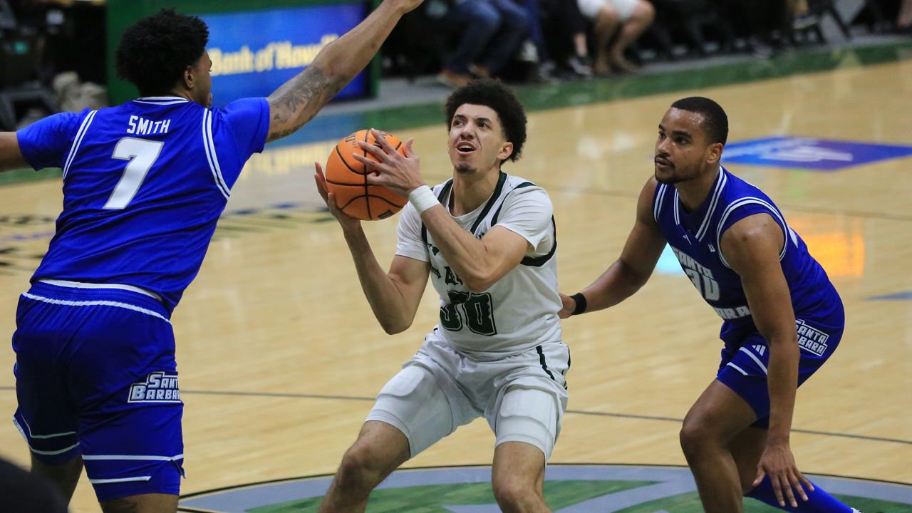 Hawaii guard Aaron Hunkin-Claytor looked for an opening against UC Santa Barbara's Colin Smith (7) and Stephan Swenson at the Stan Sheriff Center on Thursday night.