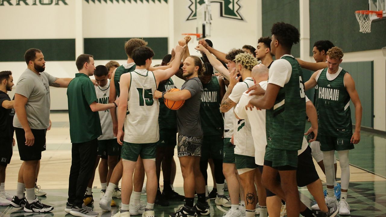 The Rainbow Warrior basketball team went into a team huddle during the first full practice of the 2023-24 preseason on Thursday.