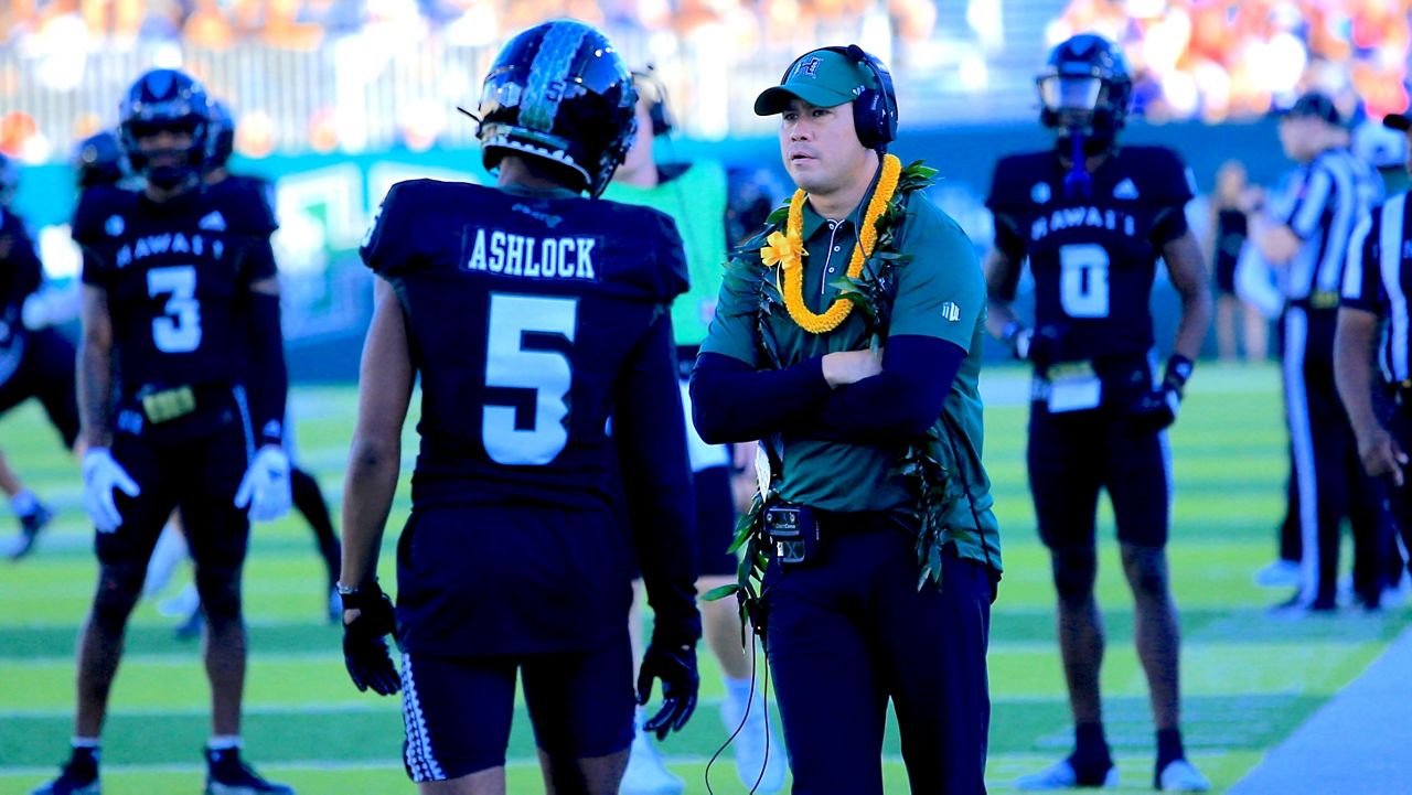 Hawaii coach Timmy Chang might not be able to count on having top receiver Pofele Ashlock (5) at Washington State on Saturday.