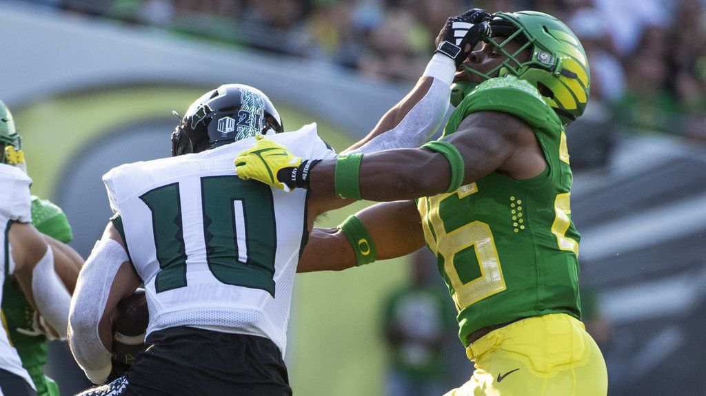 Hawaii football team outplayed in lopsided loss at Oregon