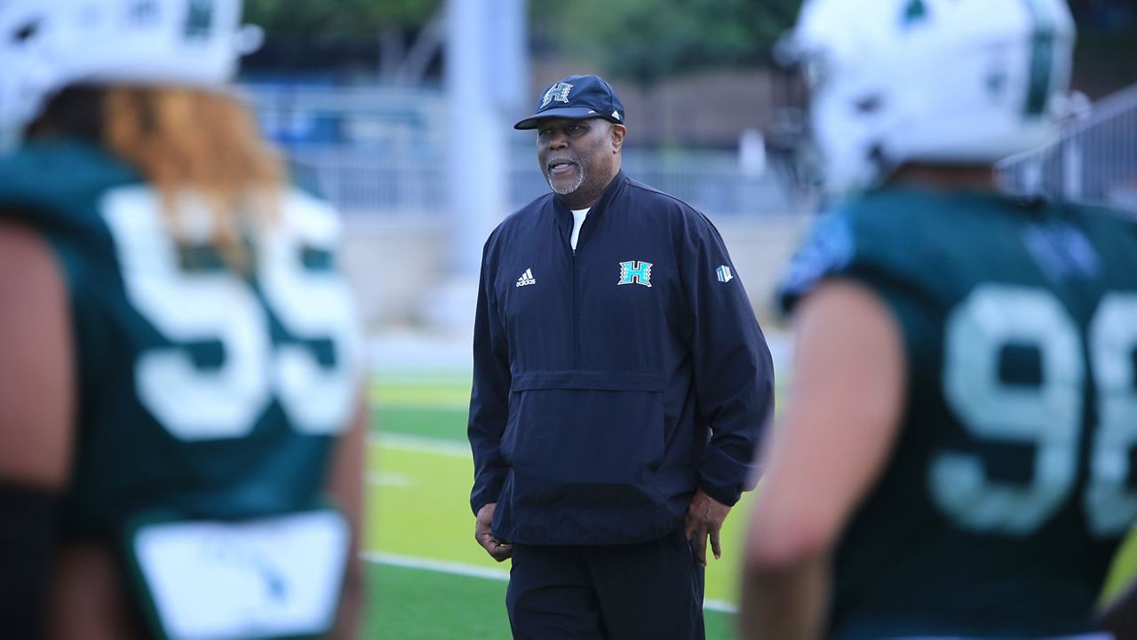 Hawaii football springballDay1 10 HI 020203