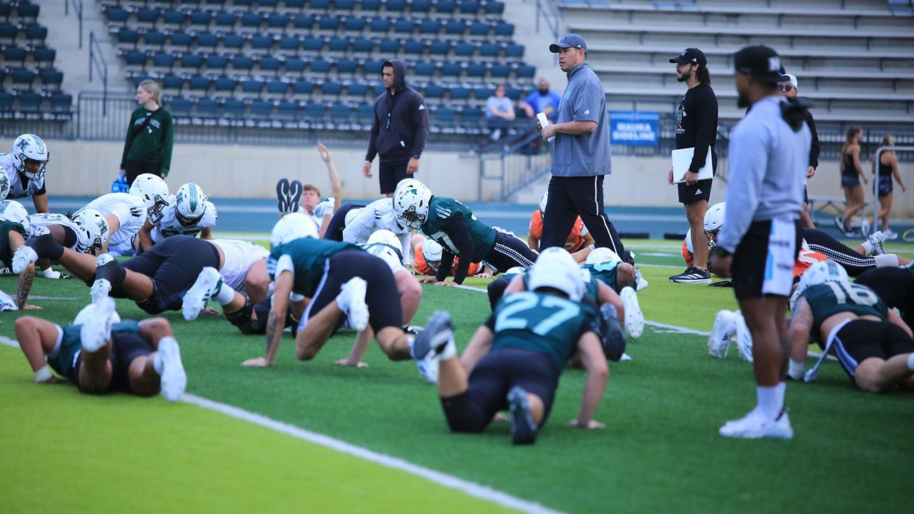 Hawaii football springballDay1 11 HI 020203