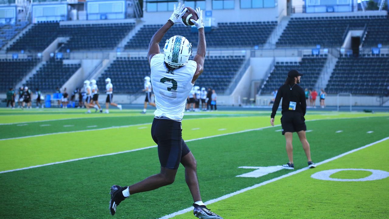 Hawaii football springballDay1 16 HI 020203