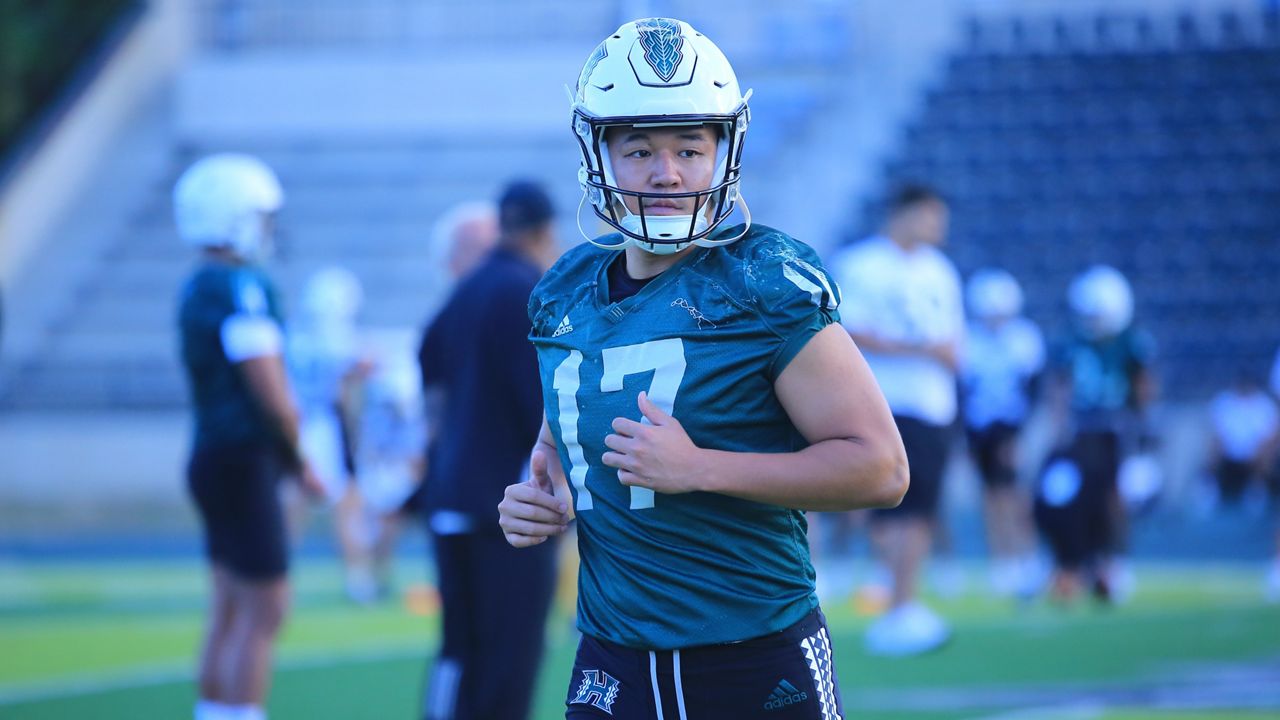 Hawaii football springballDay1 3 HI 020203