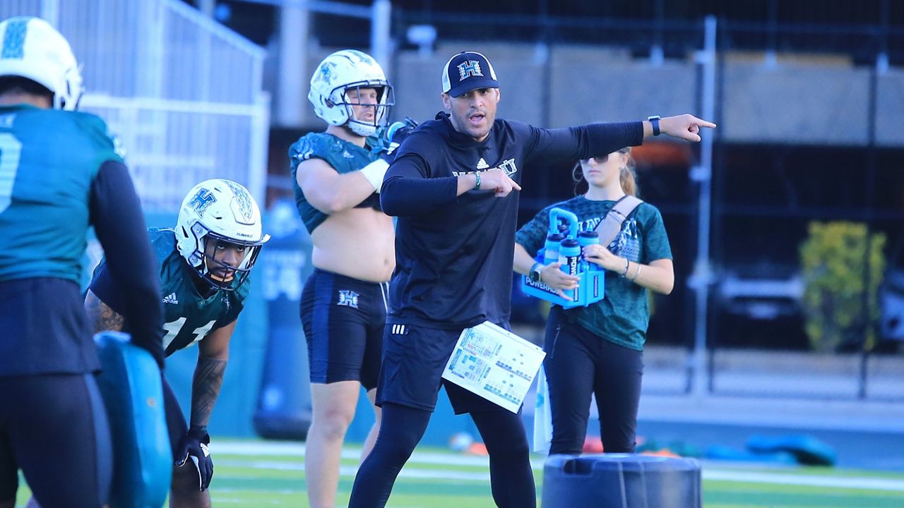 Hawaii football springballDay1 4 HI 020203