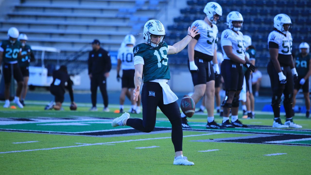 Hawaii football springballDay1 5 HI 020203