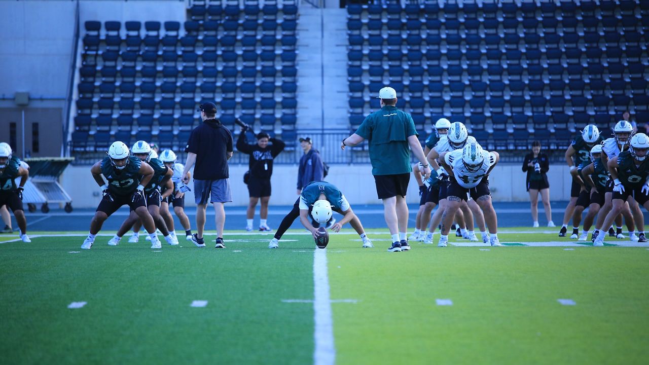 Hawaii football springballDay1 6 HI 020203