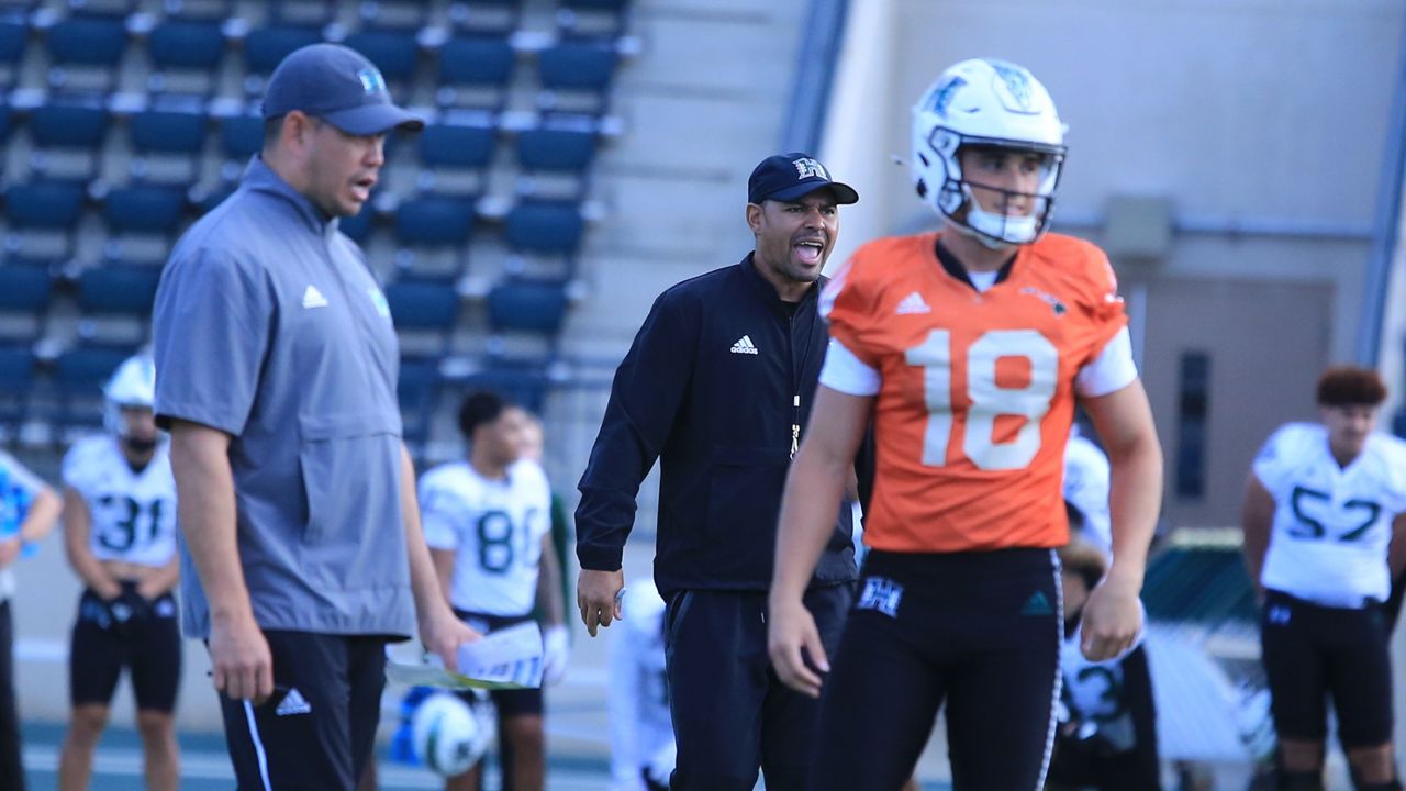 Hawaii football springballDay1 9 HI 020203