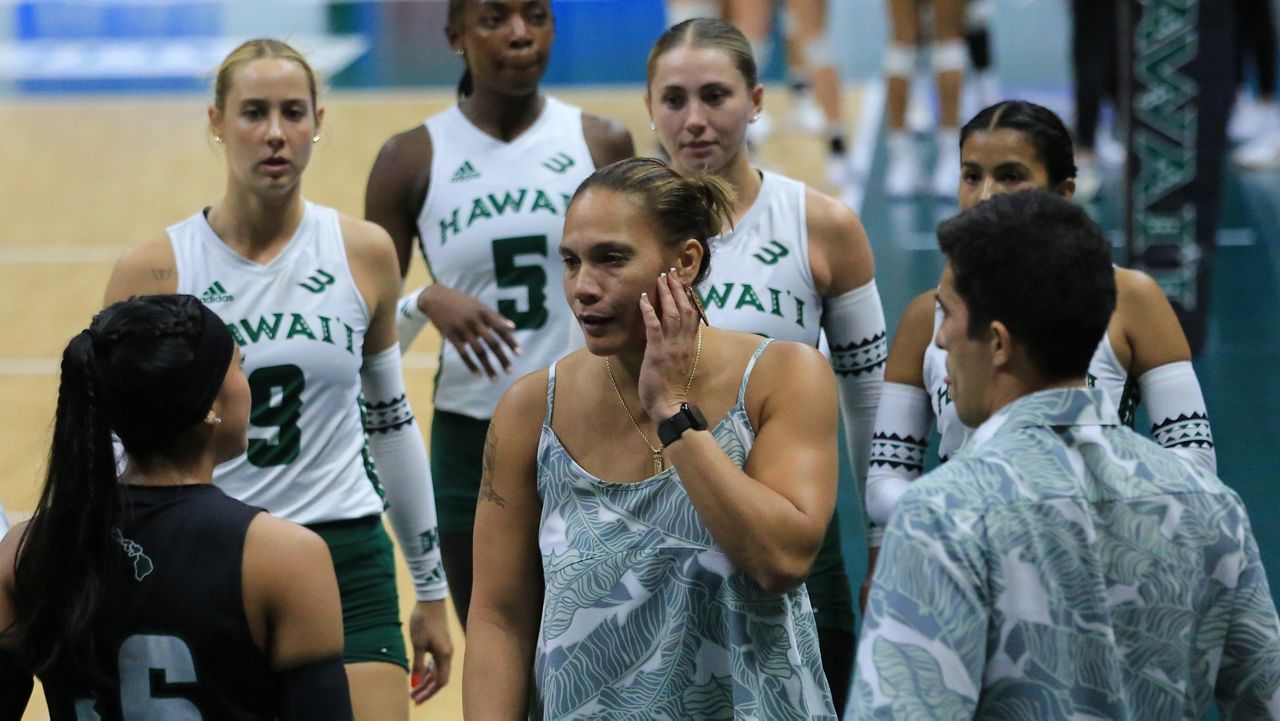 Hawaii coach Robyn Ah Mow, middle, spoke to her team against Oregon State during a timeout last week. 