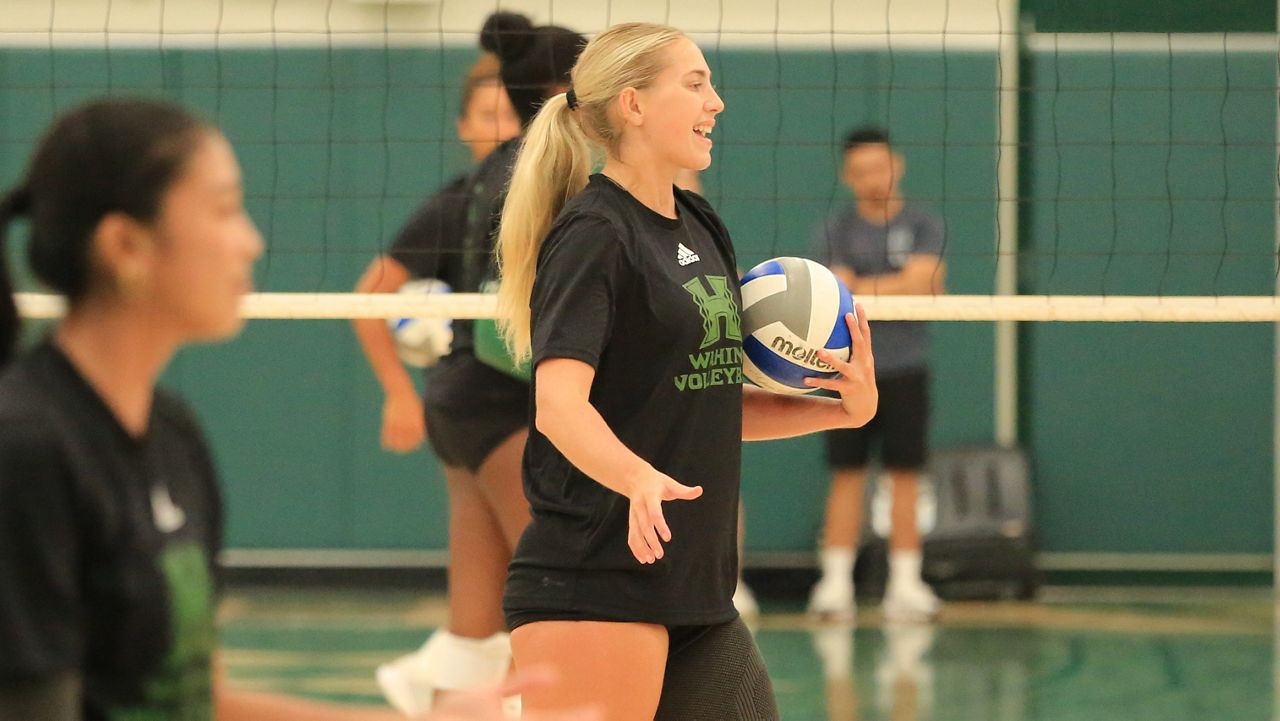 Hawaii senior setter Kate Lang, middle, underwent a drill with teammates at practice earlier this month. 