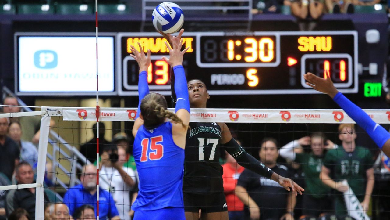 Hawaii's Caylen Alexander lobbed a shot over SMU's Jamison Wheeler in the 2024 season opener on Friday night.