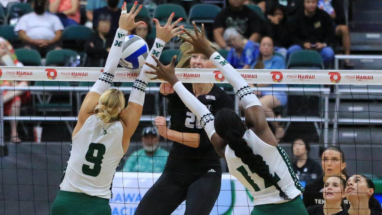 Texas State's Bailey Hanner had an attack in the middle closed off by Hawaii's Tali Hakas (9) and Miliana Sylvester (12).