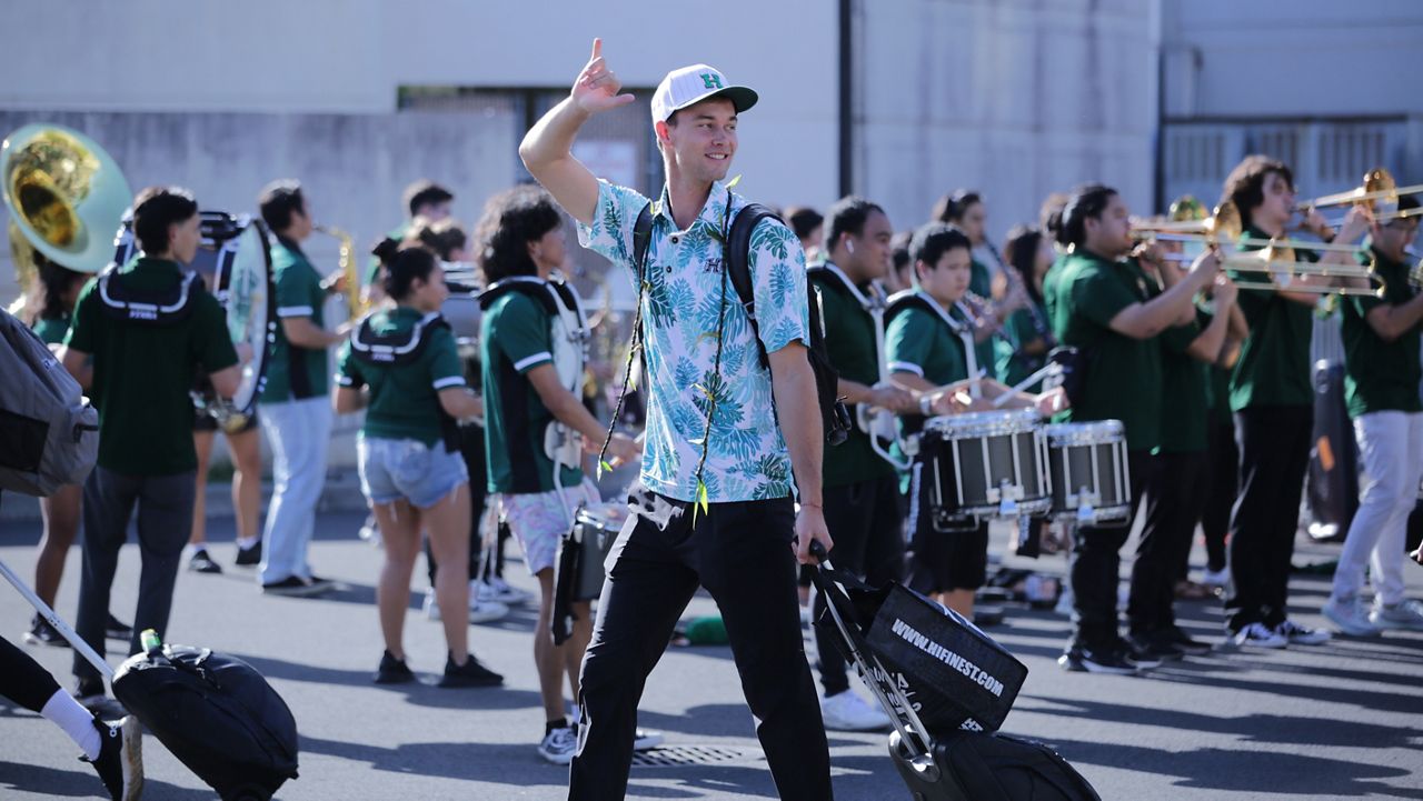 Hawaii setter Jakob Thelle flashed a shaka to fans as the Rainbow Warriors departed the Stan Sheriff Center for the airport bound for Fairfax, Va., and the NCAA Tournament.