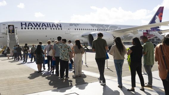 Employees line up to see Hawaiian's first Boeing 787-9. (Photo courtesy Hawaiian Airlines)