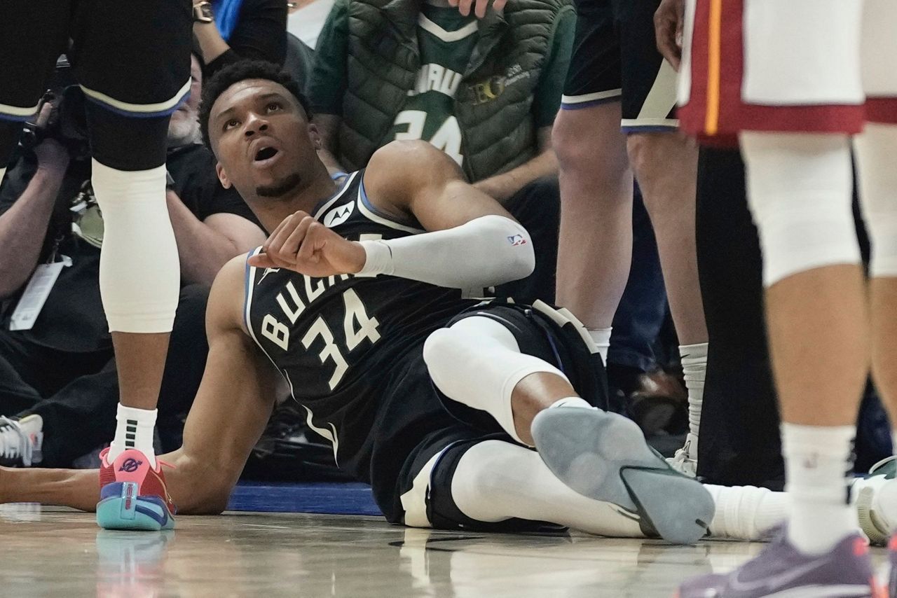 Bucks' Antetokounmpo Exits Game With Lower Back Bruise