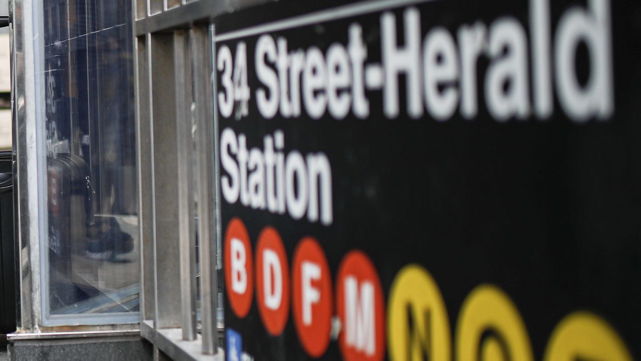 官方表示，在赫拉尔德广场，一名铁路工人被火车撞死