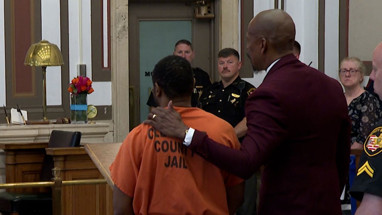Rodney Hinton Jr. with his attorney Clyde Bennett during a court hearing last month (Spectrum News 1/Katie Kapusta)