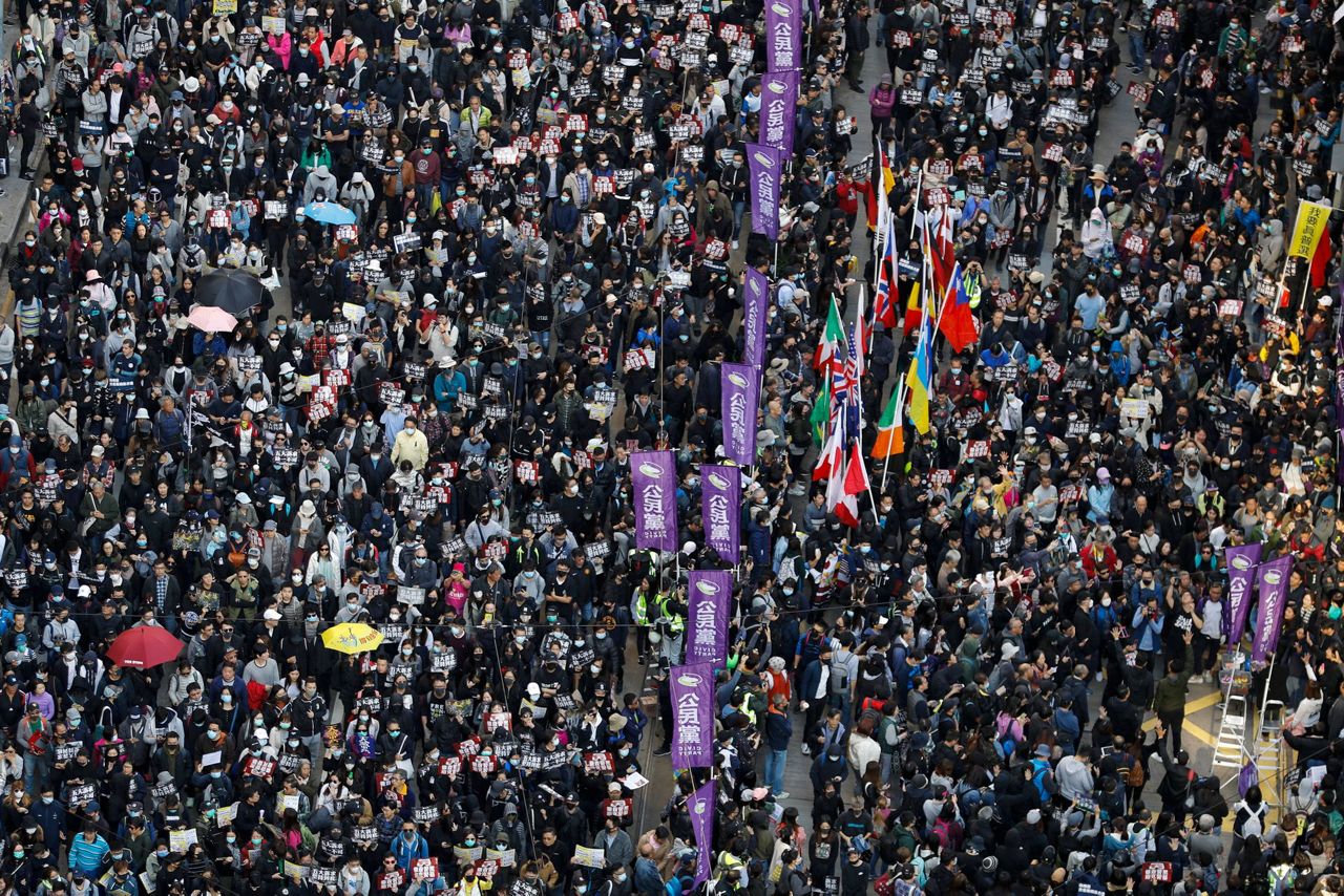 Сотни тысяч людей. Митинги в Гонконге. Десять тысяч человек. Тысяча человек.