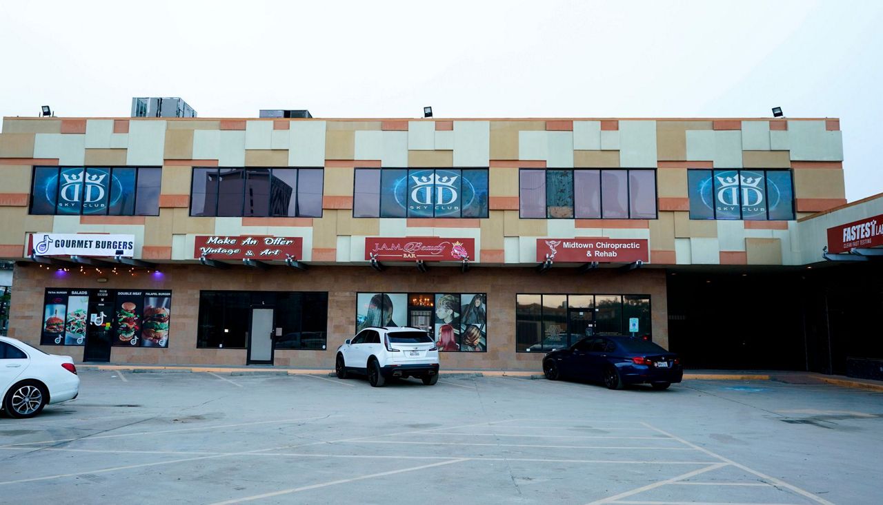 Police 3 dead, 1 critically hurt in Houston club shooting