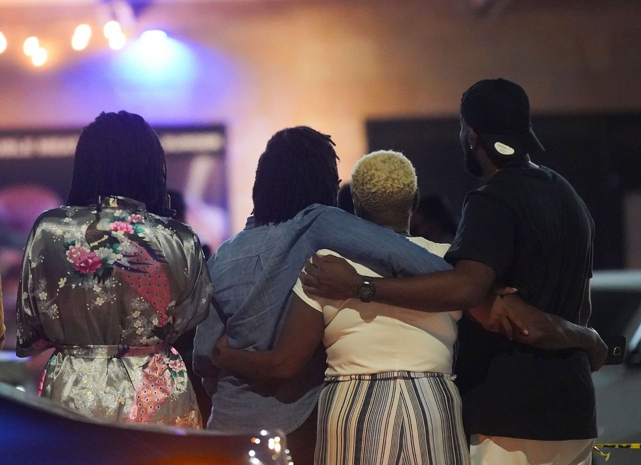 Police 3 dead, 1 critically hurt in Houston club shooting