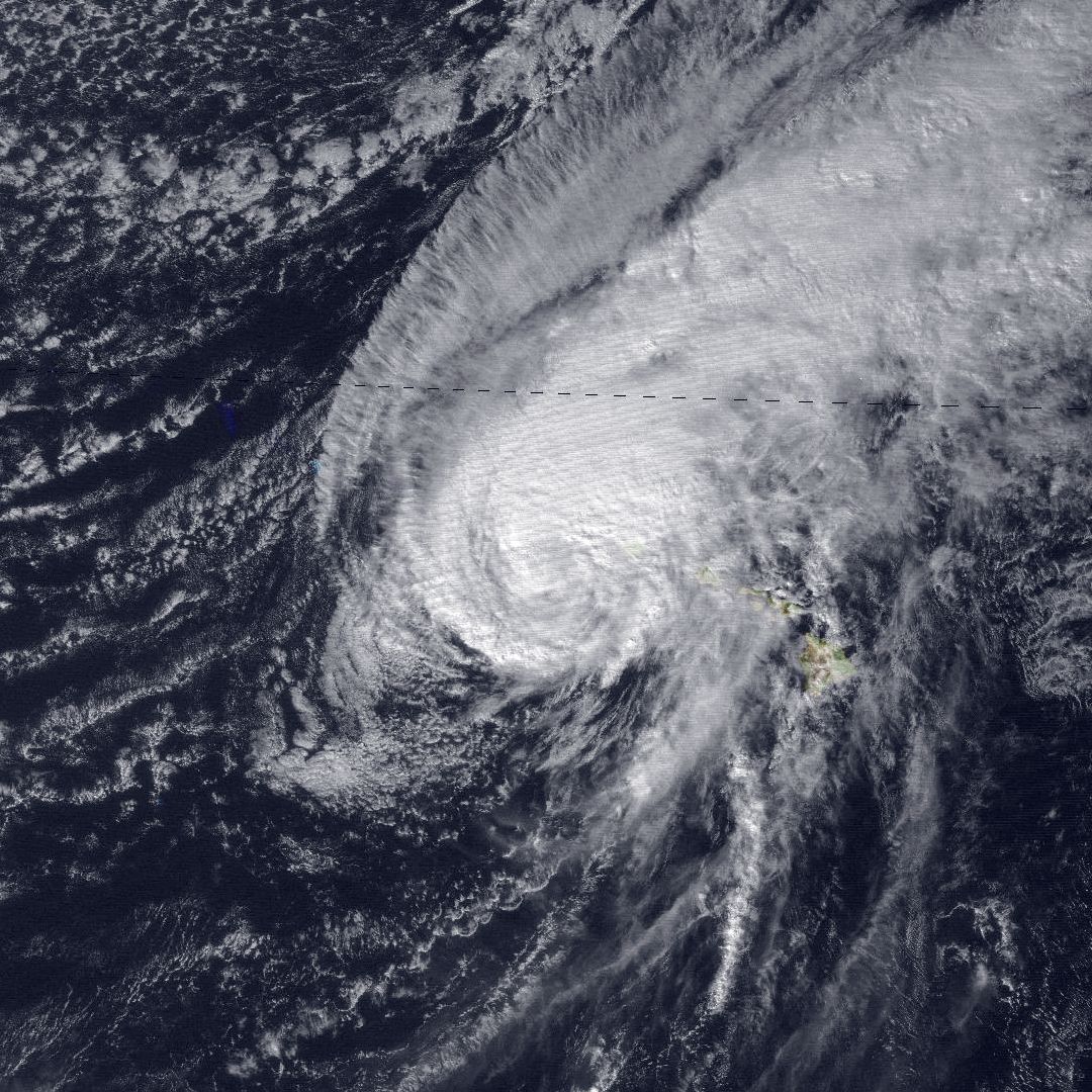 Hurricane Iwa at peak intensity just north of Kauaʻi, Hawaii on Nov. 24, 1982. (NOAA)