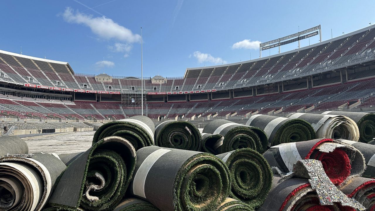 Ohio State gives away turf squares during stadium tours