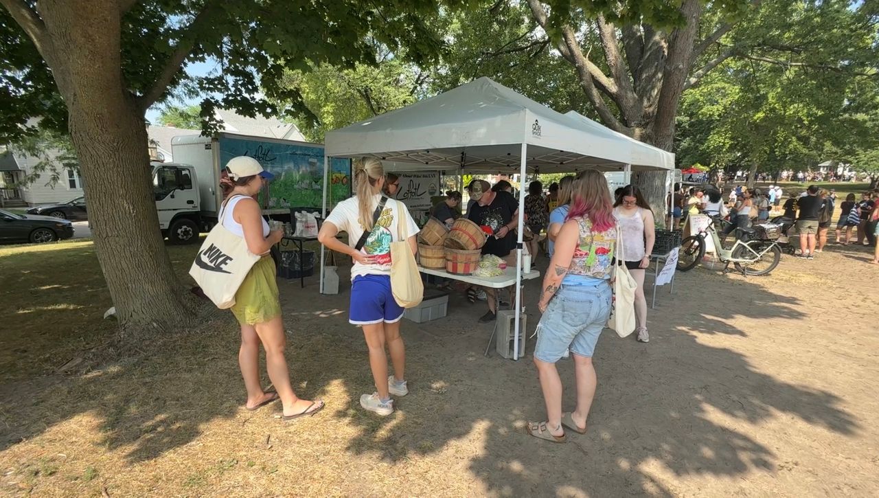 Shoppers turn to produce at farmers' markets amid cyclosporiasis outbreak