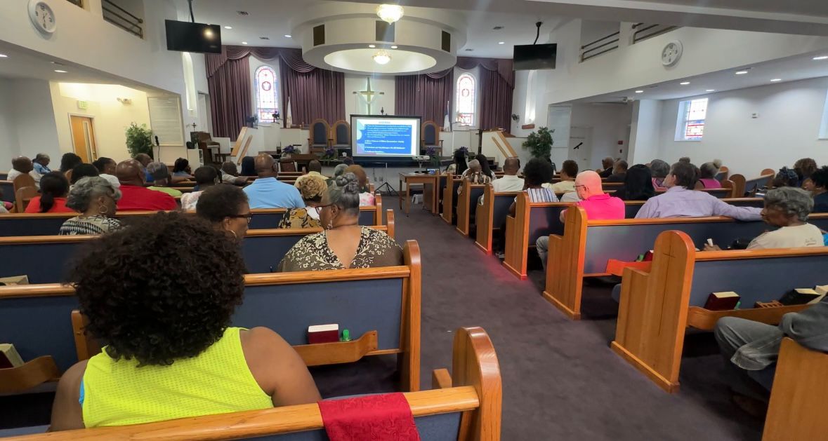 Lincoln and Madison Park residents gathered for a flood initiative meeting. (Spectrum Bay News 9/Lizbeth Gutierrez)