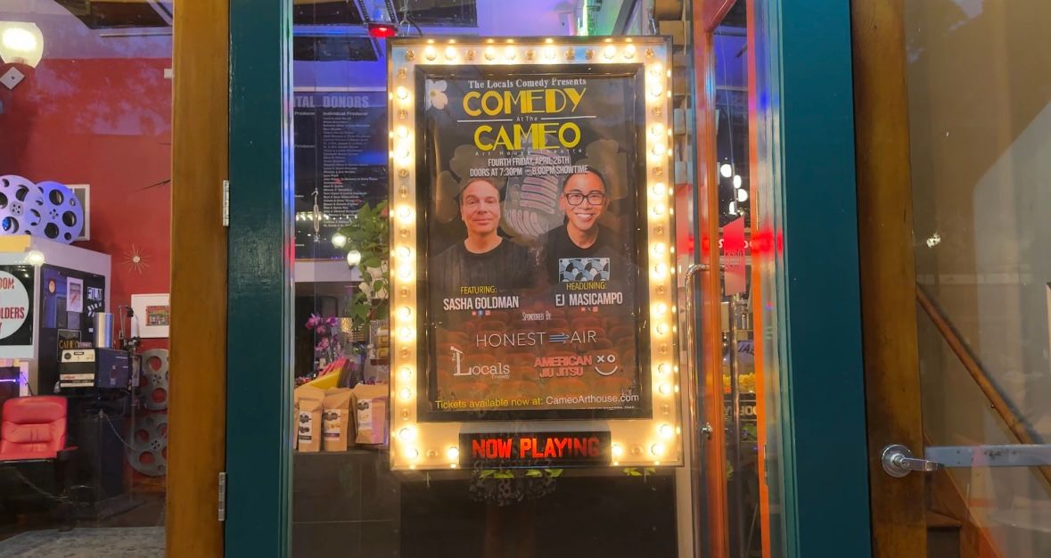 Sebuah poster mempromosikan penampilan EJ Masicampo di Cameo Art House Theater yang dibawakan oleh The Locals Comedy.  (Berita Spektrum 1/Sydney McCoy)