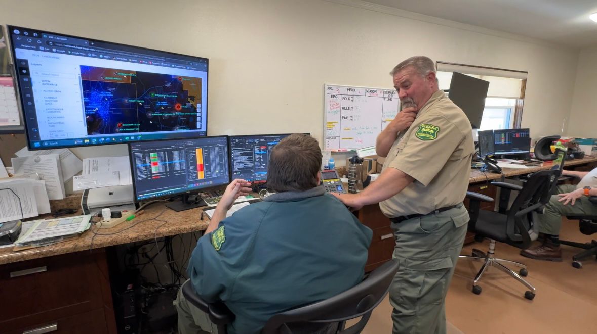Wildfire mitigation specialist Todd Chalanda speaks with Florida Forest Service dispatchers. (Spectrum Bay News 9/Alexis Jones)