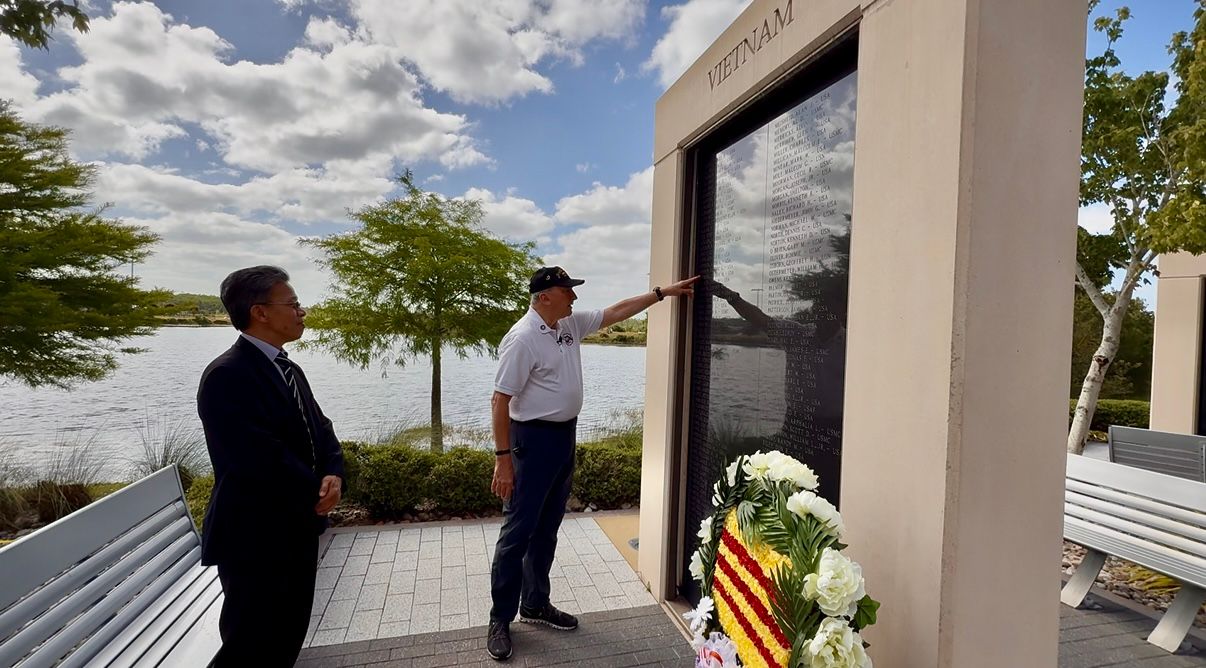 Retired Army Col. DeLloyd Voorhees Jr. and Hoang Doan pay their respects to the Central Floridians that lost their lives during the Vietnam war (Spectrum News/Nicole Griffin)
