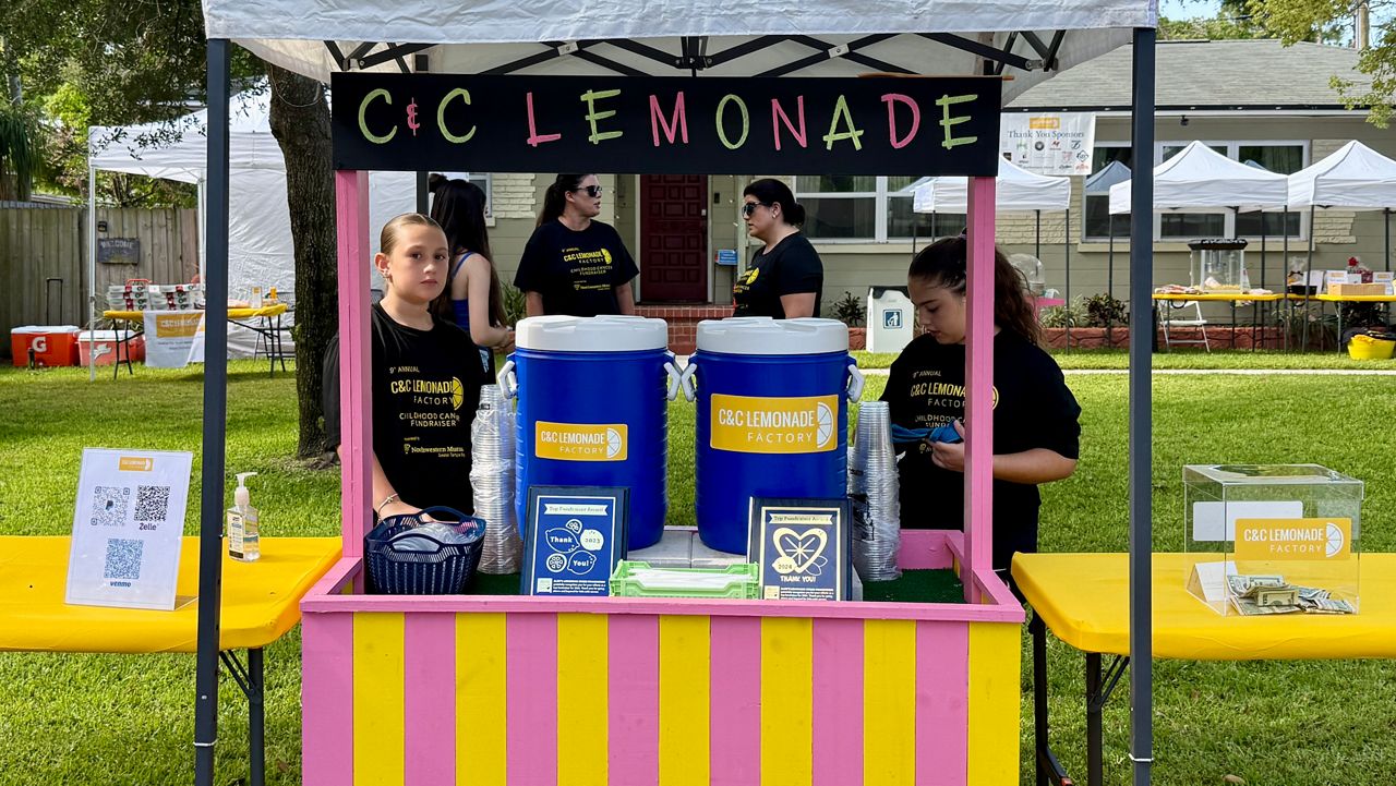 Caroline and Charlotte Gallagher at the C&C Lemonade Factory stand in St. Petersburg. (Spectrum News/Amber Gerard)