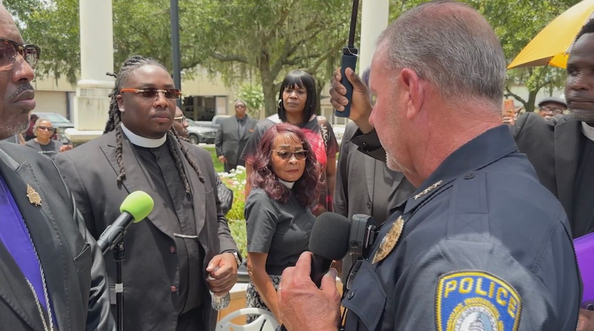 Bartow Police Chief Stephen Walker apologizing to Pastor Don’Tavius Sanders on Thursday. 