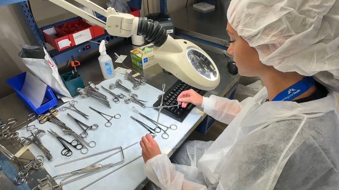 Student Makayla Ficquett exploring part of Lakeland Regional Hospital's sterile department. (Spectrum News/Alexis Jones)