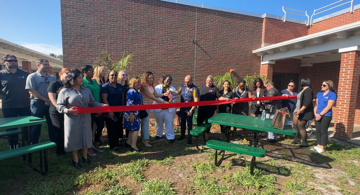 Leadership Hillsborough and Wimauma Elementary School celebrate the establishment of a garden. (Spectrum News/Lizbeth Gutierrez)