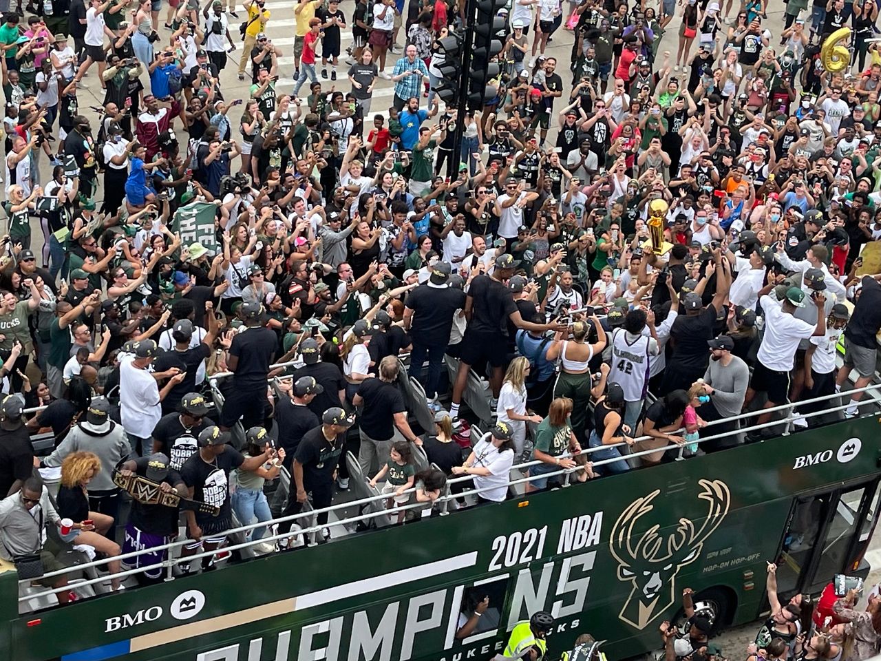 Spectrum News 1's favorite moments from Bucks' parade