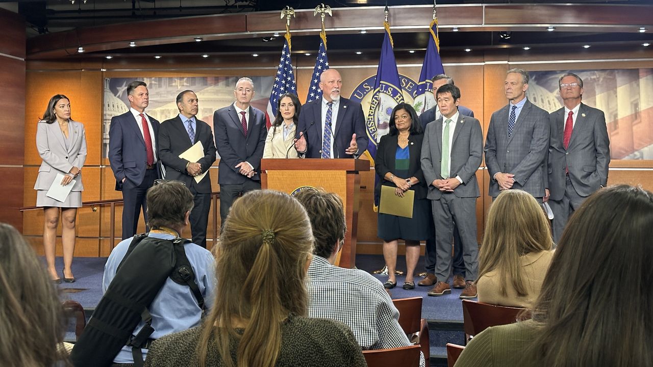 New bipartisan bill restricts lawmakers from trading stocks