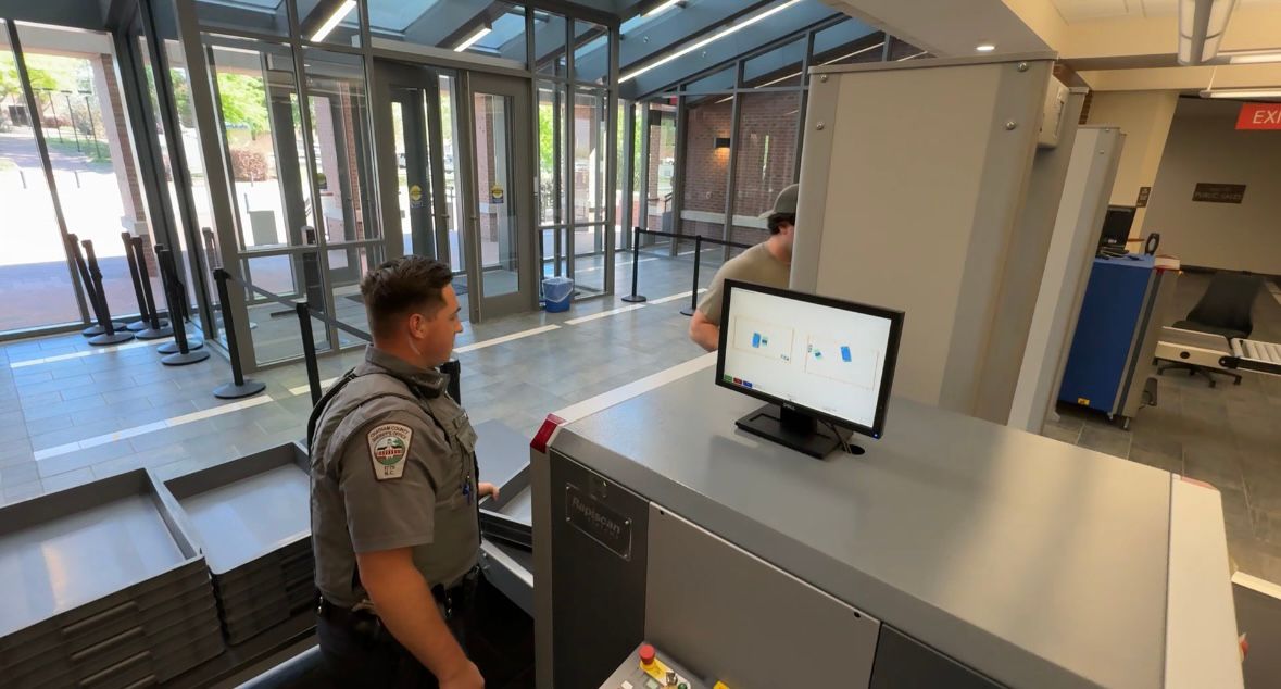 A deputy working at the courthouse. (Dwayne White/ Spectrum News 1)