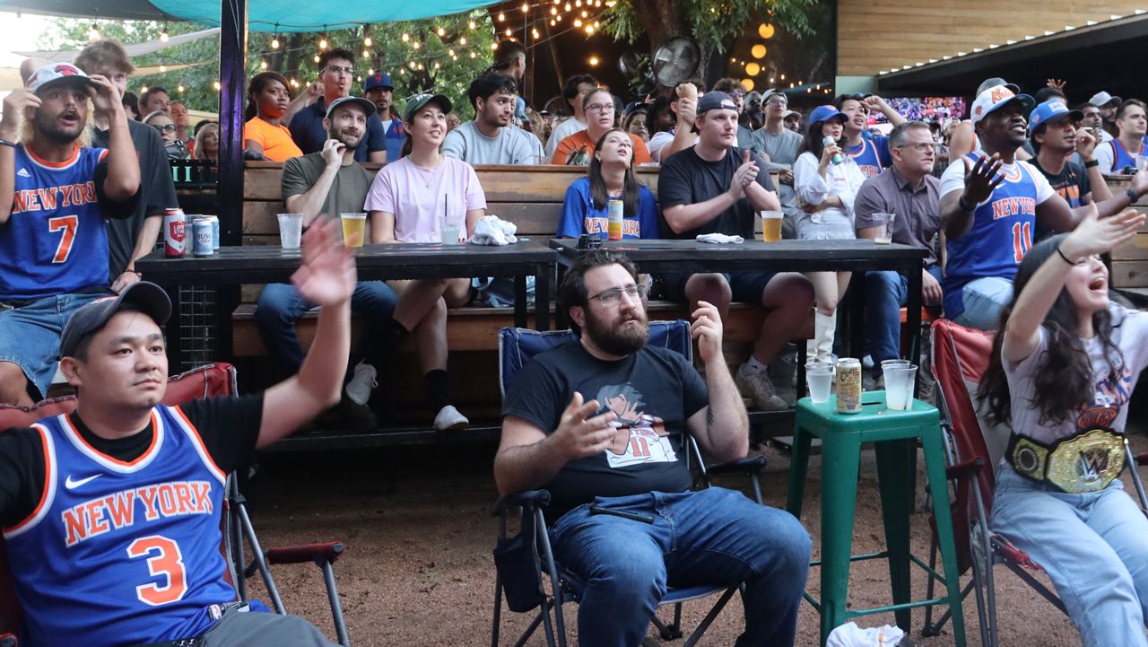 Pockets of New Yorkers living in Texas cheer on Knicks in Game 1 of NBA Finals