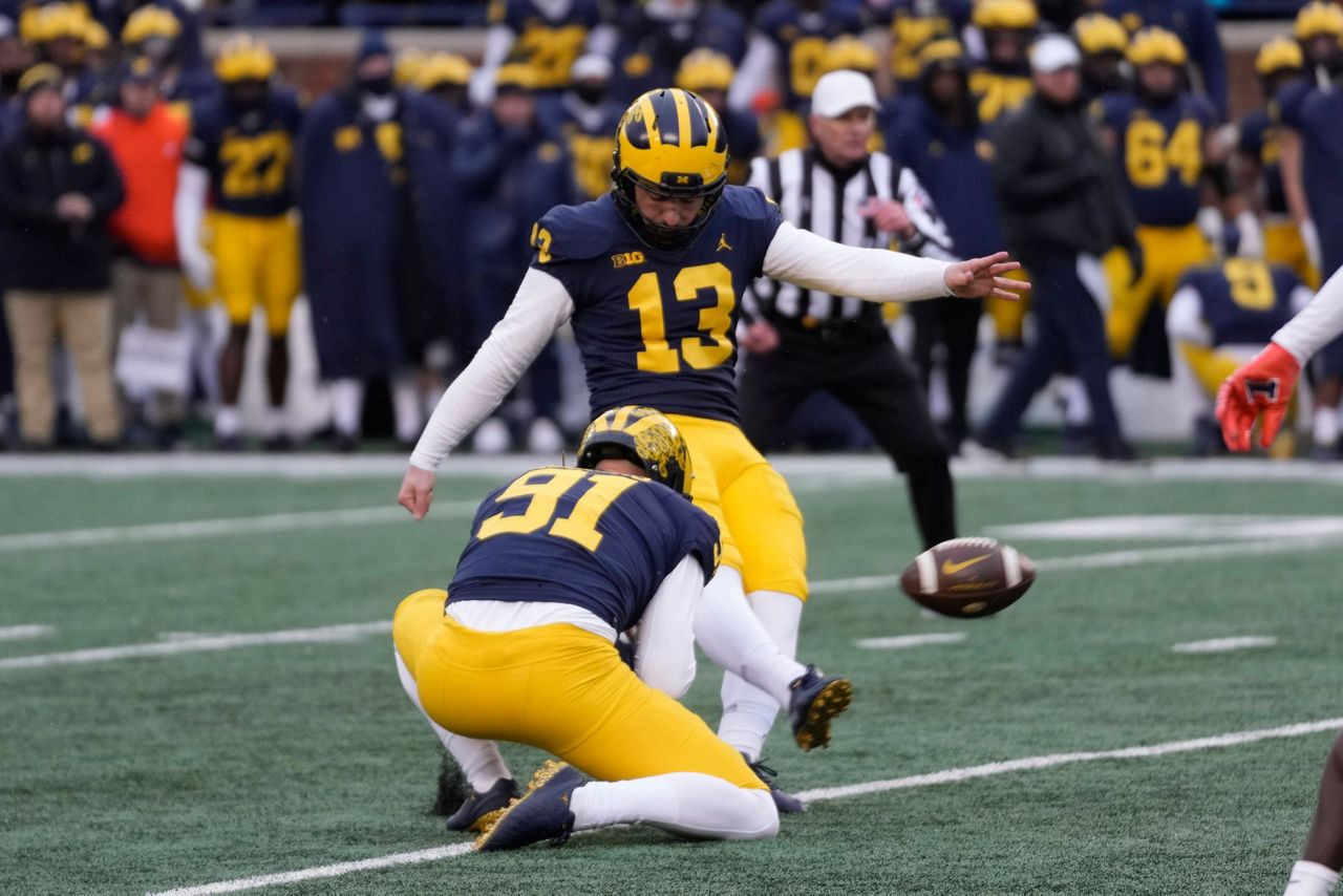 No. 3 Michigan beats Illinois 19 17 after Corum hurts knee