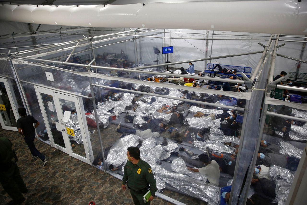 US to keep migrant families in hotels as amid rush for space
