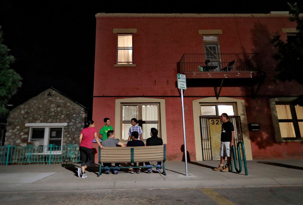 White House faces hard deadline on reunited migrant families