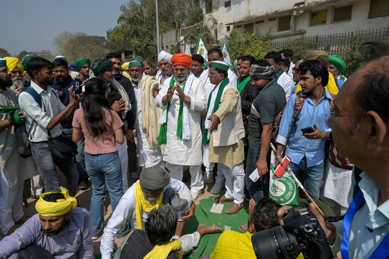 Indian farmers protest in New Delhi demanding new legislation for ...