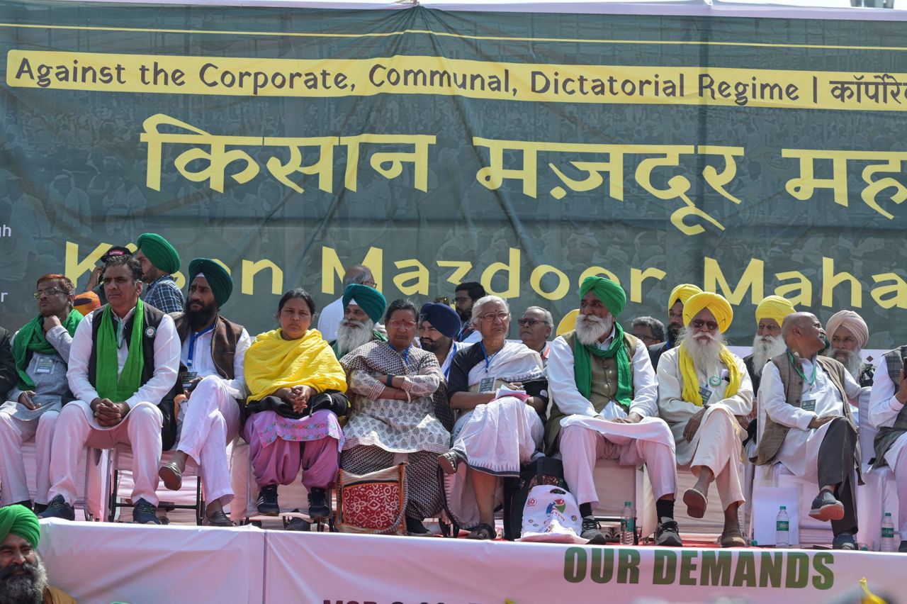 Indian farmers protest in New Delhi demanding new legislation for ...