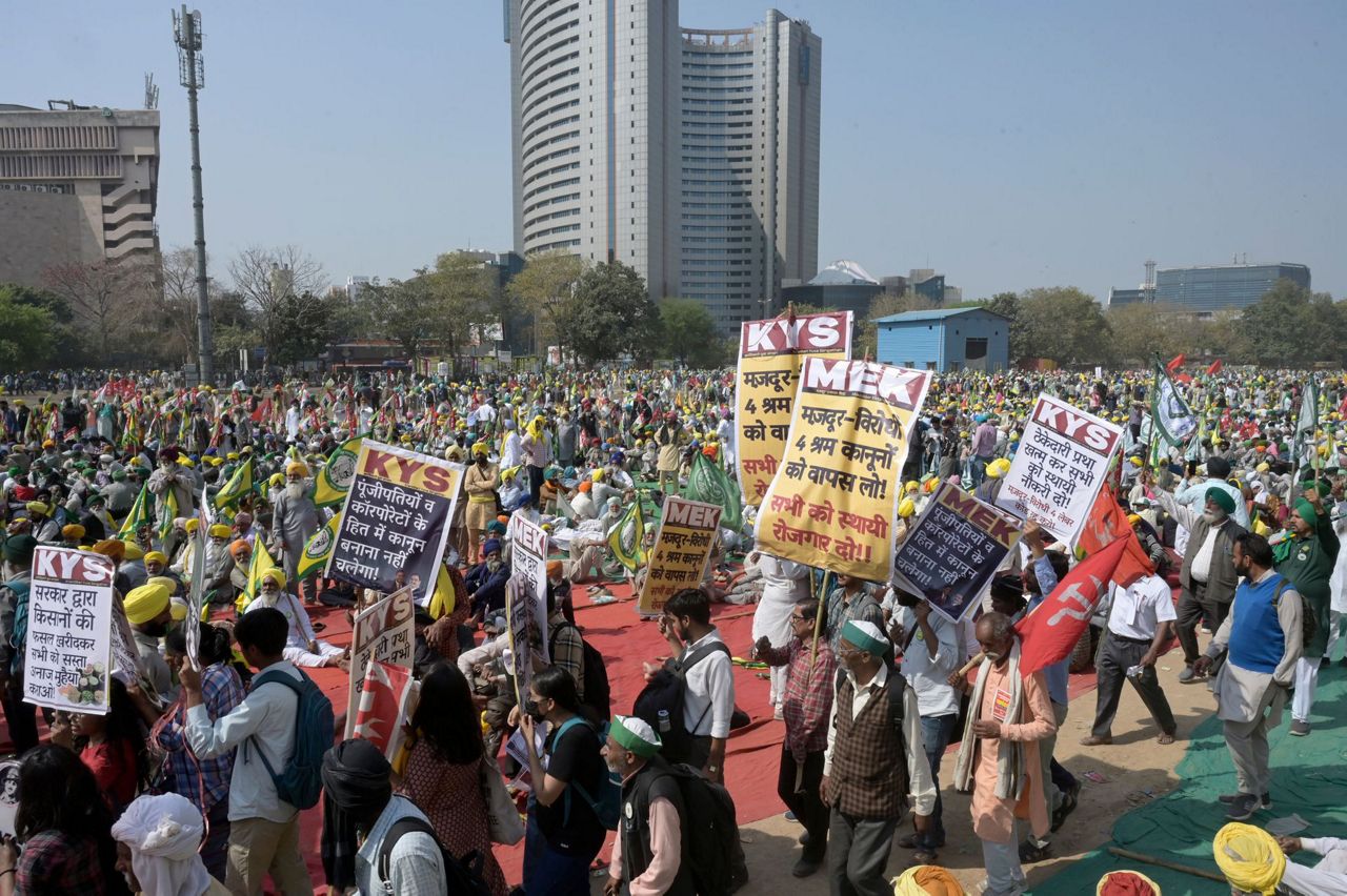Indian farmers protest in New Delhi demanding new legislation for ...